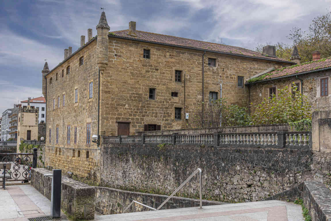 Guipúzcoa - Zarautz 07 - palacio Narros.jpg